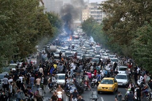 Από χτεσινή συγκέντρωση διαμαρτυρίας σε αυτοκινητόδρομο στην Τεχεράνη