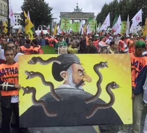 Ιρανοί οπαδοί της αντιπολίτευσης διαδηλώνουν στο Βερολίνο κατά τη διάρκεια της επίσκεψης του ιρανού Προέδρου