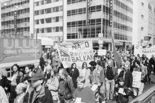 Στιγμιότυπο από διαδήλωση ελλήνων μεταναστών στη Γερμανία ενάντια στον πόλεμο στη Γιουγκοσλαβία