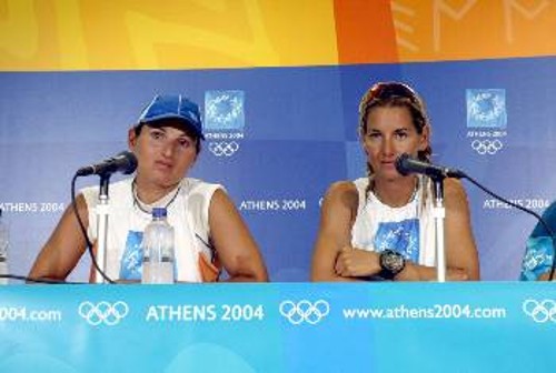 Η Σοφία Μπεκατώρου (δεξιά) με την συναθλήτριά της Αιμιλία Τσουλφά στους Ολυμπιακούς του 2004