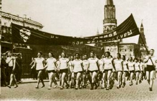 Παρέλαση αθλητών στην 1η Πανενωσιακή Σπαρτακιάδα (1928) στην Κόκκινη Πλατεία