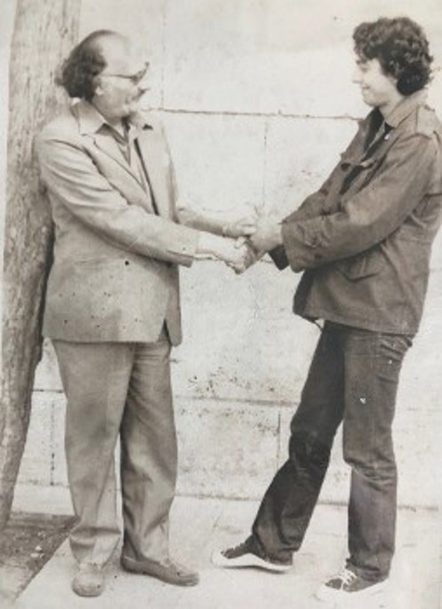 Ο ποιητής, σε νεαρή ηλικία, με τον ποιητή Μιχάλη Κατσαρό (1919 - 1998). Μια πολύχρονη σχέση μαθητείας στους δρόμους της Αθήνας, προτού χαθούν οι διαπροσωπικές σχέσεις και οι τόποι συνάντησης στην ελληνική πρωτεύουσα (Αρχείο Γιώργου Κακουλίδη)