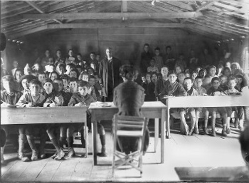 Προσφυγόπουλα την ώρα του μαθήματος σε σχολείο του συνοικισμού Βύρωνα, 1923 - 1924 (φωτ. Αρχείο ΕΡΤ)