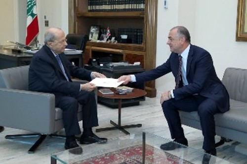Ο Λιβανέζος Πρόεδρος, Μ. Αούν, παραλαμβάνοντας το τελικό σχέδιο της συμφωνίας την περασμένη Τρίτη