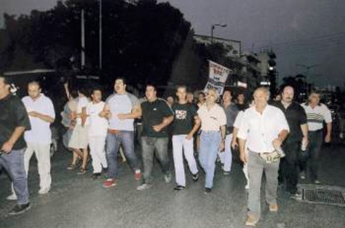Από την πορεία προς το Αστυνομικό Τμήμα Περιστερίου, όπου κρατούνταν ο Π. Σοφός