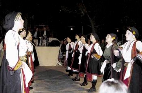 Το χορευτικό συγκρότημα παραδοσιακών χορών Ανδραβίδας