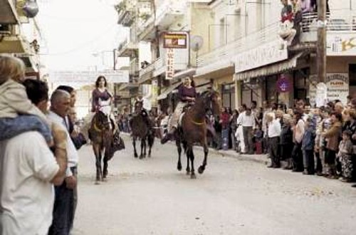 Ιππική παρέλαση στους δρόμους της Ανδραβίδας, τον περασμένο Μάη