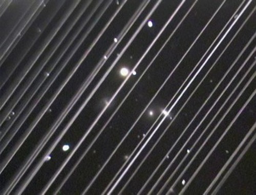 Τα φωτεινά μονοπάτια που άφησαν δεκάδες από τους τότε πρόσφατα εκτοξευθέντες δορυφόρους StarLink, κατέστρεψαν την εικόνα της γαλαξιακής ομάδας NGC 5353/4, που κατέγραψε στις 25 Μάη 2019, το τηλεσκόπιο Λόουελ στην Αριζόνα, με φωτογραφική έκθεση διάρκειας 25 δευτερολέπτων