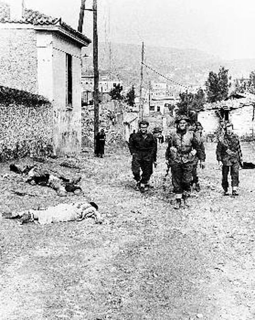 Αθήνα 1944: Βρετανική περίπολος προσπερνάει πτώματα κρατουμένων, που είχαν προσπαθήσει να δραπετεύσουν από τις φυλακές Αβέρωφ