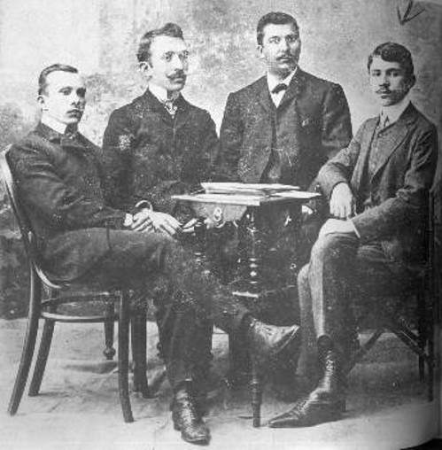 1903. Φοιτητής στην Αθήνα (πρώτος δεξιά)