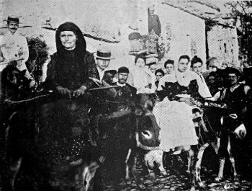 Αύγουστος του 1901. Η Γαλάτεια με την άσπρη μαντήλα πάνω σε γαϊδουράκι, ανάμεσα σε συγγενείς, επιστρέφοντας από πανηγύρι