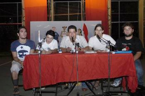 Εκπρόσωποι της Κομμουνιστικής Νεολαίας της Βενεζουέλας και της ΠΟΔΝ συζητούν στο πρόσφατο Φεστιβάλ της ΚΝΕ για τη διοργάνωση του Παγκόσμιου Φεστιβάλ Νεολαίας και Φοιτητών