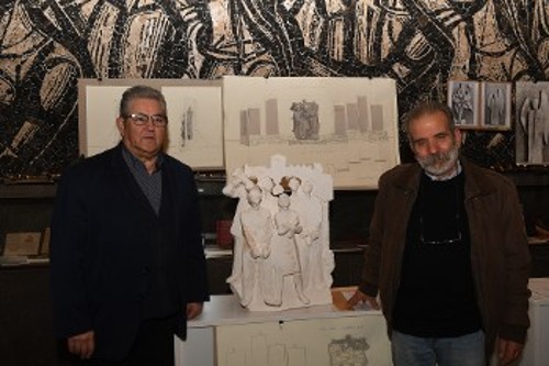 Ο Δ. Κουτσούμπας με τον Α. Βλάσση και τη μακέτα του Μνημείου που θα στηθεί στο Γεντί Κουλέ