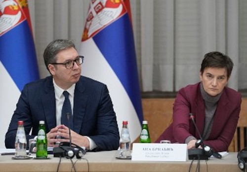 Ο Σέρβος Πρόεδρος, Αλ. Βούτσιτς, με την πρωθυπουργό της χώρας, Αννα Μπρνάμπιτς