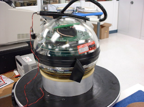 Η σφαίρα με τον φωτοπολλαπλασιαστή (αισθητήρα φωτονίων) που χρησιμοποιεί το IceCube για την ανίχνευση των νετρίνων, πλήρως συναρμολογημένη