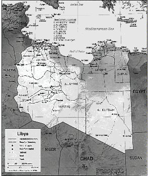 Χάρτης με τη διοικητική διαίρεση της Λιβύης και τα όμορα κράτη. Βορειοανατολικά διακρίνεται η Κρήτη και τα νότια παράλια της Πελοποννήσου και βορειοδυτικά η Μάλτα