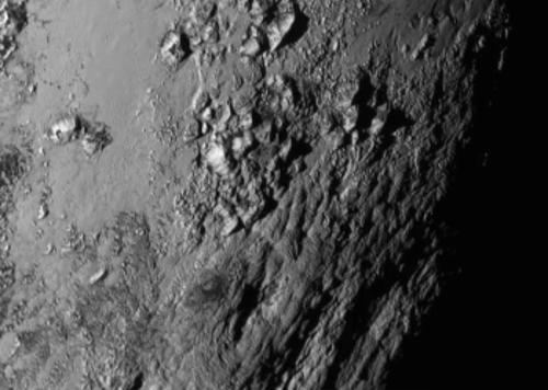 Χαμηλής ανάλυσης κοντινή φωτογραφία περιοχής στον ισημερινό του Πλούτωνα αποκάλυψε οροσειρά μικρής (σ.σ. με την αστρονομική έννοια) ηλικίας, που ονομάστηκε όρη Νοργκέι. Στις 5 Σεπτέμβρη ξεκίνησε η διαδικασία τηλεμετάδοσης στη Γη των υψηλής ανάλυσης πρωτοτύπων των φωτογραφιών, που πήρε η διαστημοσυσκευή «Νέοι Ορίζοντες», τις οποίες οι επιστήμονες περιμένουν ανυπόμονα