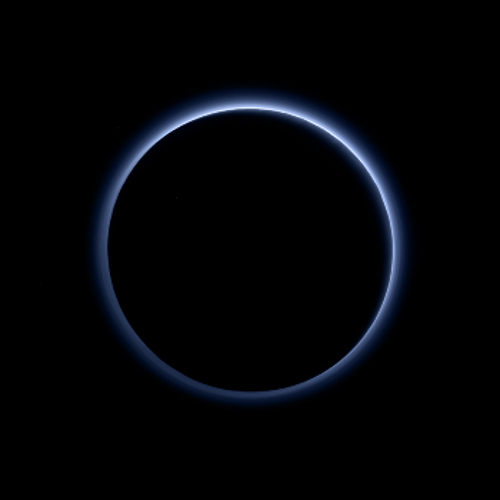 Η γαλάζια απόχρωση της αραιής ατμόσφαιρας του Πλούτωνα, φαίνεται καθαρά σε αυτήν τη φωτογραφία την ώρα που ο πλανήτης βρίσκεται ανάμεσα στο «Νέοι Ορίζοντες» και τον Ηλιο