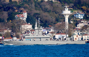 Η πυραυλάκατος «Ρίτσος» περνά τα Στενά πλέοντας προς Μαύρη Θάλασσα για την άσκηση του ΝΑΤΟ «Sea Shield 2019»