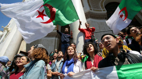 Μπλεγμένοι βαθύτερα σε επικίνδυνους ανταγωνισμούς, ο λαός και η νεολαία της Αλγερίας δεν έχουν να περιμένουν τίποτα από τα «ανοίγματα» της αλγερινής αστικής τάξης