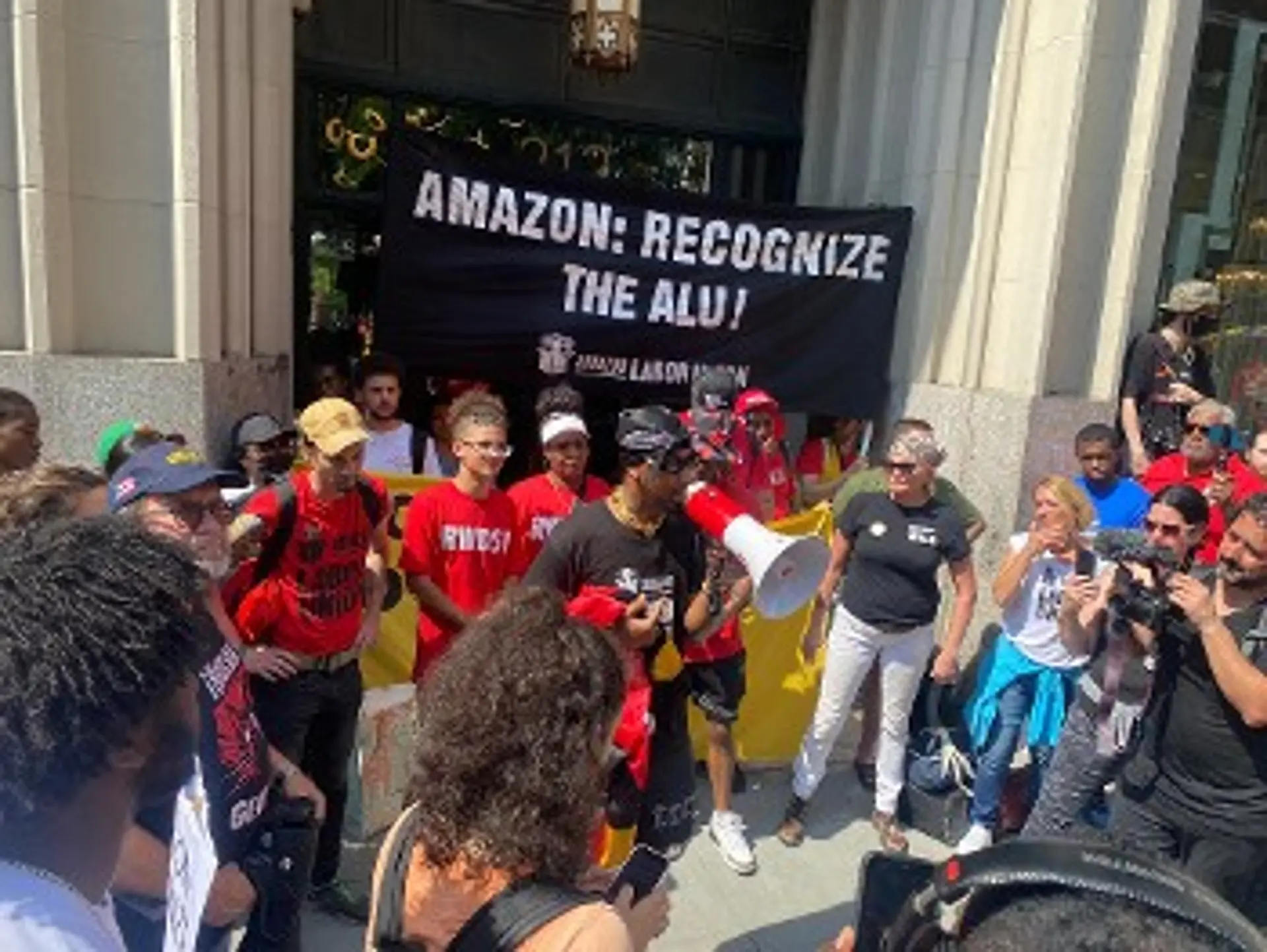 Από τις κινητοποιήσεις στη Νέα Υόρκη με τη συμμετοχή του Συνδικάτου της «Amazon»