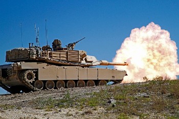 Στο τραπέζι των ΝΑΤΟικών «ζυμώσεων» βρίσκονται τα αμερικανικά άρματα μάχης «Μ1 Abrams» (φωτ.) και τα γερμανικά «Leopard 2»