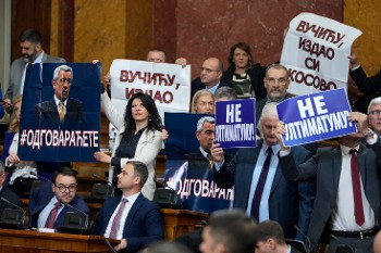 Βουλευτές της αντιπολίτευσης με πλακάτ εναντίον του Σέρβου Προέδρου, Αλ. Βούτσιτς, κατά τη χτεσινή συνεδρίαση του κοινοβουλίου