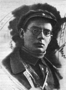 Ο Εμμανουήλ Καζακέβιτς (1913 - 1962), με το κασκέτο και τη στολή του Κόκκινου Στρατού, προτού γράψει την αριστουργηματική του νουβέλα «Αστέρι», κοιτάζει τον φωτογραφικό φακό με ηρεμία, χωρίς καμία αναστάτωση, αφού τον κινητοποιεί ο ηθικός σκοπός του σοσιαλισμού στα πεδία των μαχών
