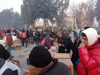 Εκατοντάδες κομμουνιστές βρίσκονται στις σεισμόπληκτες περιοχές, οργανώνοντας και ενισχύοντας την πολύμορφη λαϊκή αλληλεγγύη στους πληγέντες