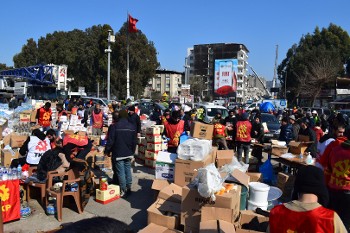 Το ΚΚ Τουρκίας στην πρώτη γραμμή για την επιβίωση του λαού, στην Αντιόχεια (φωτ.) και στις άλλες σεισμόπληκτες περιοχές