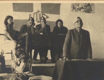 Ο πρόεδρος της ΕΠΟΝ, ο καθηγητής Γεώργιος Γεωργαλάς, μιλάει από το βήμα της Β' Συνδιάσκεψης της αντιστασιακής οργάνωσης, στη Θεσσαλία (7 Ιούλη του 1944)