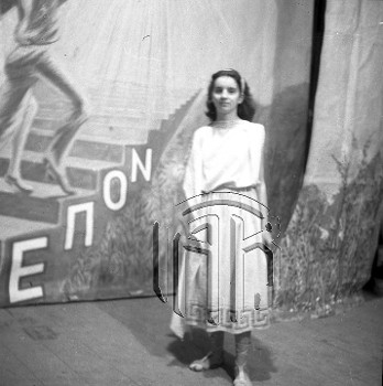 Θεατρική παράσταση της ΕΠΟΝ στο κινηματοθέατρο «Τριανόν» (21 Δεκέμβρη 1944), με σκοπό την οικονομική ενίσχυση των ΕΑΜικών δυνάμεων στις οδομαχίες του αθηναϊκού Δεκέμβρη (ΓΑΚ Μεσσηνίας - Αρχείο Χρ. Αλειφέρη)