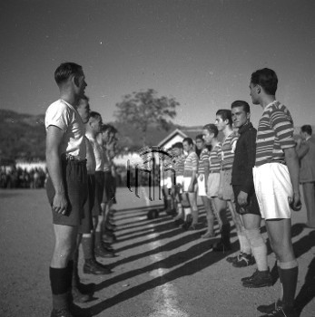 Το απόγευμα της 5ης Νοέμβρη 1944, αναμετρήθηκαν στο Μεσσηνιακό Γήπεδο οι ποδοσφαιρικές ομάδες του Βρετανικού στρατού και του Συλλόγου των Φιλοπροόδων Νέων Καλαμάτας, με αποτέλεσμα 4-2 υπέρ του δεύτερου (ΓΑΚ Μεσσηνίας - Αρχείο Χρ. Αλειφέρη)