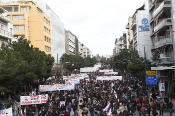 Δεκάδες χιλιάδες διαδηλώνουν στη «Hellenic Train»