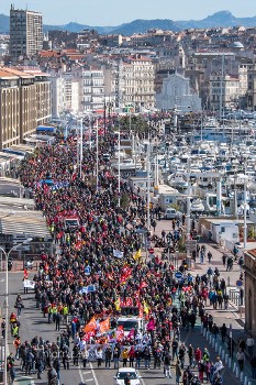 Από τη μαζική απεργιακή διαδήλωση στις 15 Μάρτη στη Μασσαλία