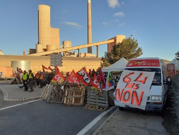 Περιφρούρηση απεργίας σε αποθήκη καυσίμων στην περιοχή Πορ-Λα-Νουβέλ