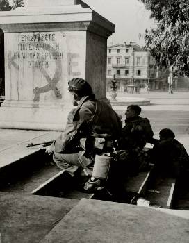 Δεκέμβρης 1944, Αθήνα. Τα αγγλικά τανκς εισβάλλουν στην Αθήνα. Η ελληνική τραγωδία αρχίζει, ο βρετανικός ιμπεριαλισμός αναλαμβάνει «έργο» μέχρι να δώσει τη σκυτάλη στον αμερικανικό