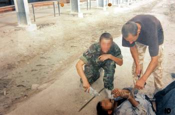 Σκηνή από βασανιστήρια Βρετανών στρατιωτών απέναντι σε Ιρακινό