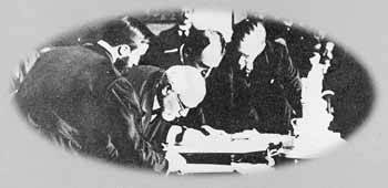 Ο πρωθυπουργός της Ελλάδας Ελευθέριος Βενιζέλος υπογράφει τη Συνθήκη των Σεβρών. Η Συνθήκη δεν θα εφαρμοστεί ποτέ