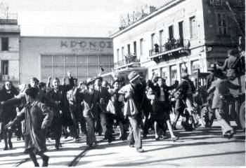 Ομόνοια, Κυριακή 3-12-1944. Οι πρώτοι διαδηλωτές ξεκινούν για το συλλαλητήριο στην πλατεία Συντάγματος
