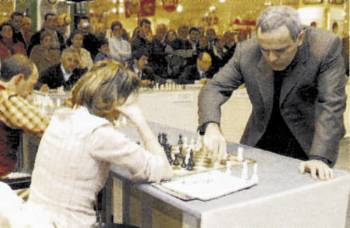 Ο Γκάρι Κασπάροβ, πριν αντιμετωπίσει τον Ουζμπέκο παγκόσμιο πρωταθλητή Καζιμτζάνοβ στο «Λινάρες», είχε εύκολο «ζέσταμα» με αγώνα «σιμουλτανέ»