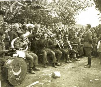 Η μπάντα του ΕΛΑΣ στις Κορυσχάδες το 1944. Μαέστρος είναι ο Αλέκος Ξένος