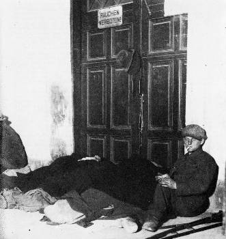 Οικονομική κρίση στη Γερμανία και την Αυστρία προς τον Β΄ Παγκόσμιο Πόλεμο. Η κλεισμένη πια Τράπεζα Κρεντιτανστάλτ έχει μεταβληθεί σε κατάλυμα ανέργων. Αυστρία 1932