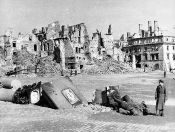 Η Βαρσοβία μετατράπηκε από τους Γερμανούς σε ερείπια