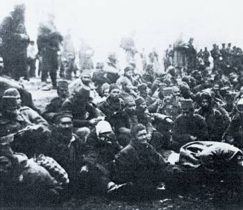 Τούρκοι αιχμάλωτοι μετά την αποφασιστική ήττα που υπέστησαν από τους Σέρβους στη μάχη του Κουμάνοβο