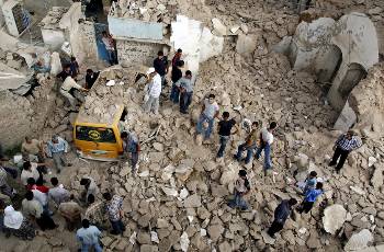 Σκηνικό καταστροφής από βομβαρδισμούς Ισραηλινών σε κατοικημένες περιοχές