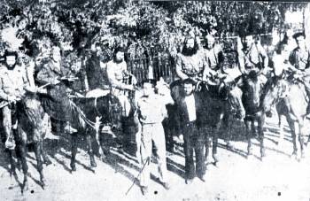 Τρομοκρατία μετά τη Βάρκιζα. Ανώτερος Αγγλος αξιωματικός ανάμεσα στον Σούρλα και τη συμμορία του