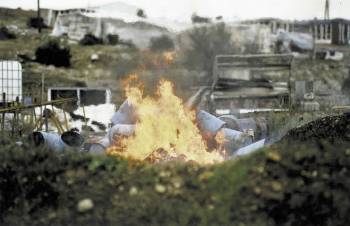 Στερεά απόβλητα καίγονται, μολύνοντας ακόμη και τον αέρα της περιοχής