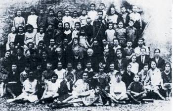 Μαθητές και μαθήτριες της Ελληνικής Εργατικής Σχολής Οδησσού, Νο 46. Στο κέντρο με το αστέρι στο πέτο, ο διευθυντής της Σχολής Παναγιώτης Τομουλίδης