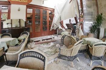 Από τις καταστροφές του σεισμού των 6,9 Ρίχτερ σε επαγγελματικό χώρο των Χανίων